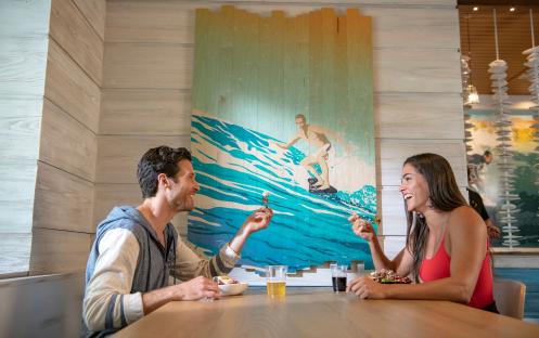 Universal’s Endless Summer Resort  Surfside Inn and Suites - Beach Break Cafe  Couple dining